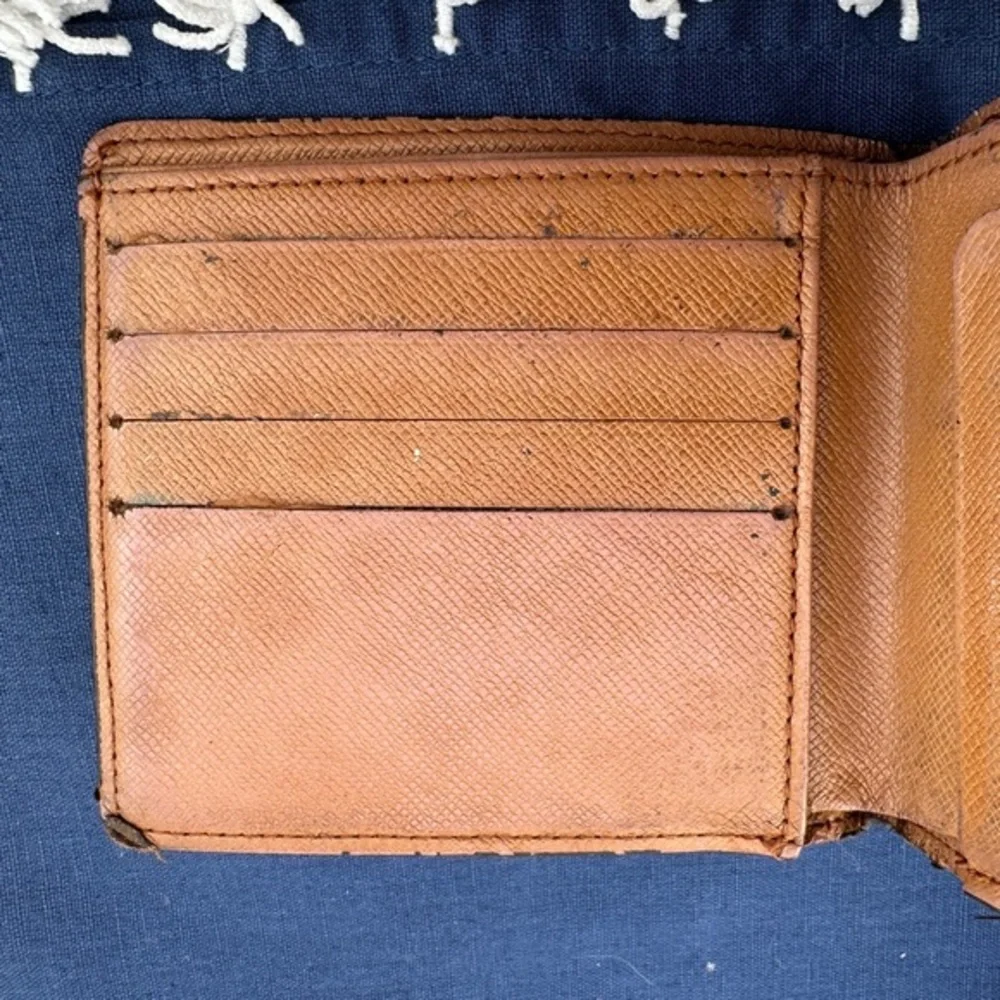 AUTHENTIC Louis Vuitton wallet. Monogram pattern.